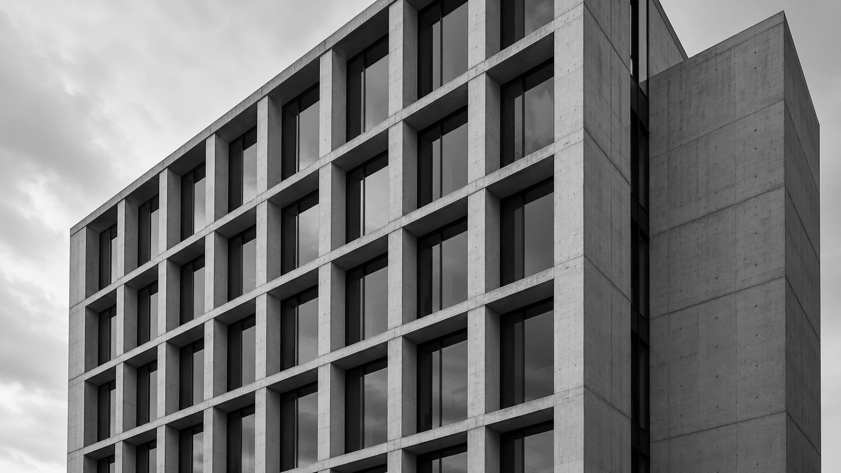 Glazed office building with a restrained structural grid